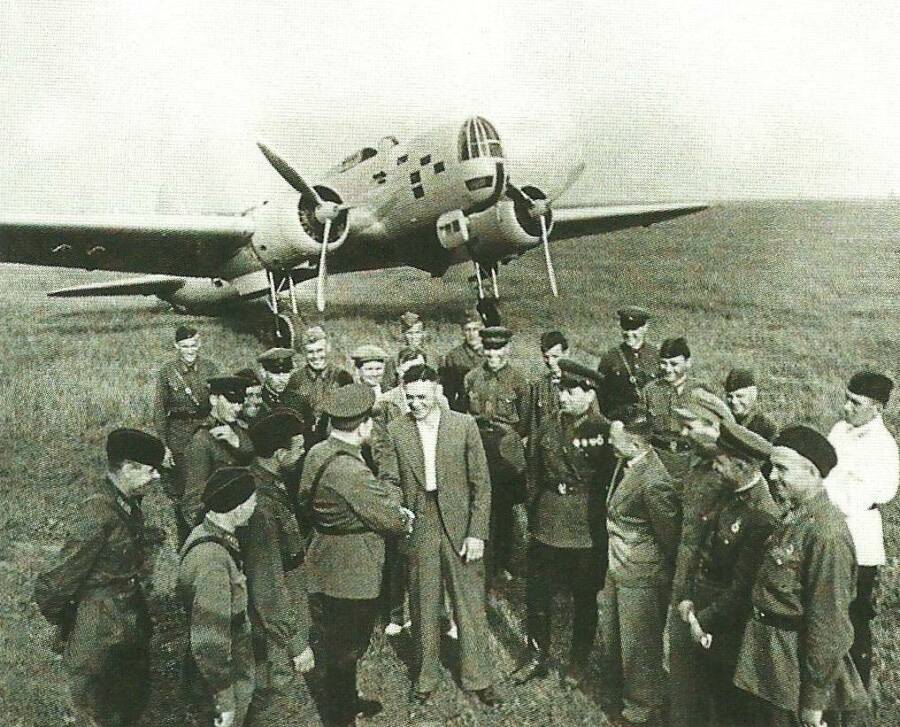 Сергей Ильюшин (в гражданском костюме в центре) принимает поздравления после завершения государственных испытаний бомбардировщика ДБ-3