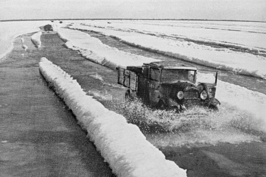 Грузовики на Дороге жизни