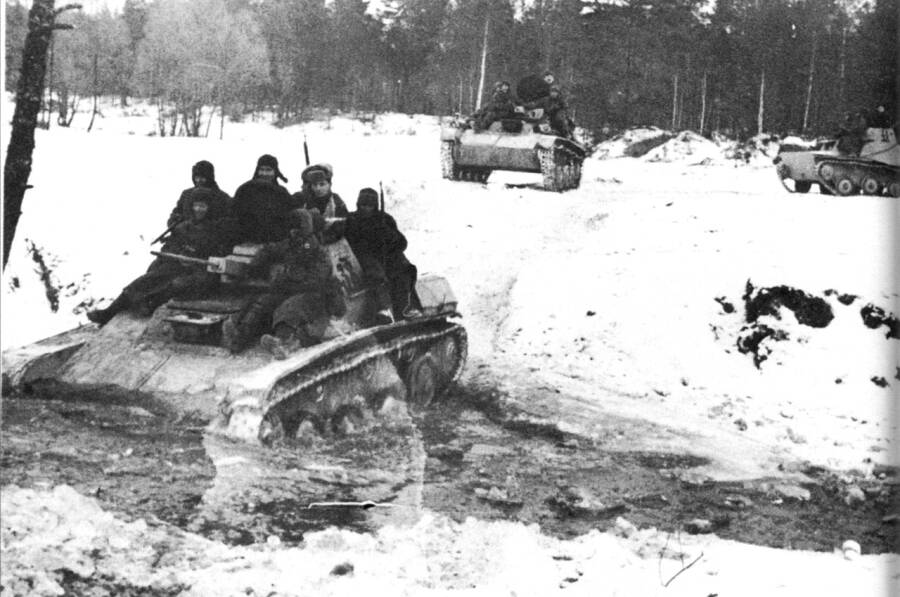 Малые танки Т-60 с десантом на марше