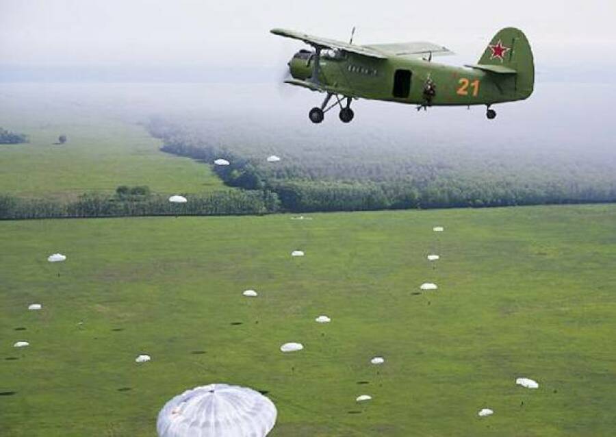 Десантирование военнослужащих ВДВ из транспортно-десантного самолета Ан-2 российской армии