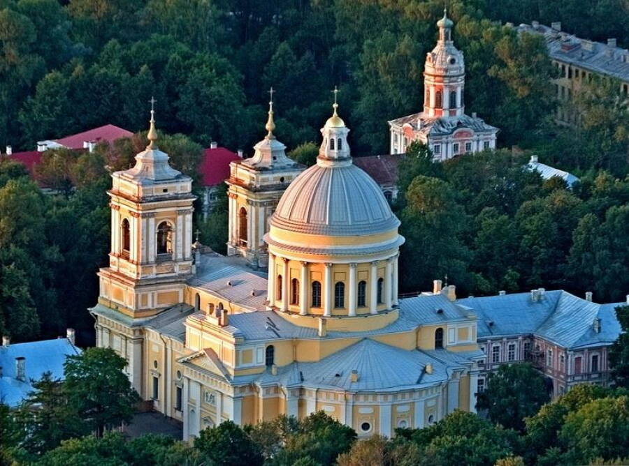 Троицкий собор Александро-Невской лавры в Санкт-Петербурге — капитульная церковь ордена святого благоверного князя Александра Невского с 1790 года