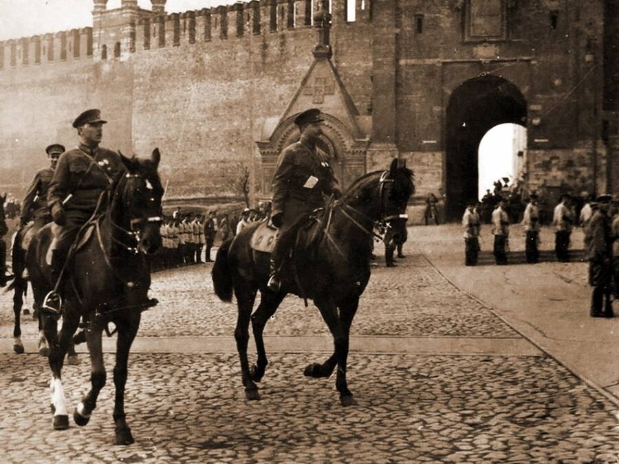 Михаил Фрунзе (в центре) и Клим Ворошилов (слева от него) принимают парад на Красной площади 1 мая 1925 года