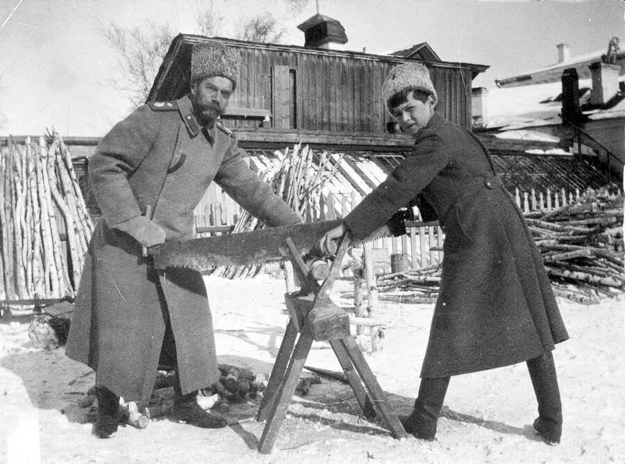 Николай Александрович с сыном Алексеем в Тобольске.