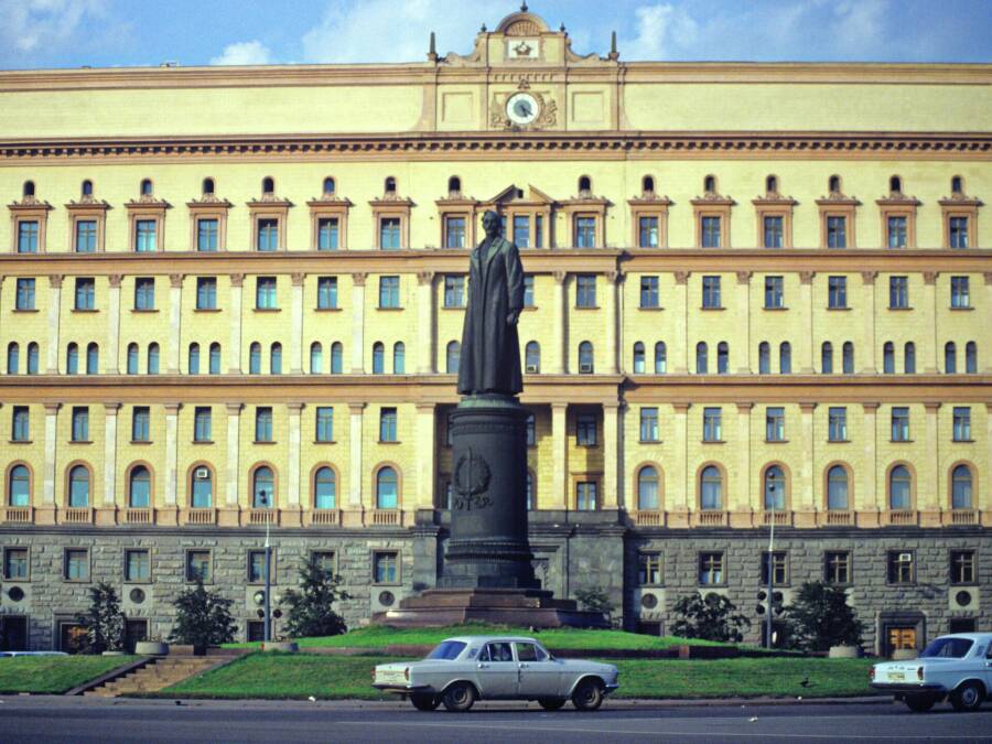 Памятник Дзержинскому на Лубянке.