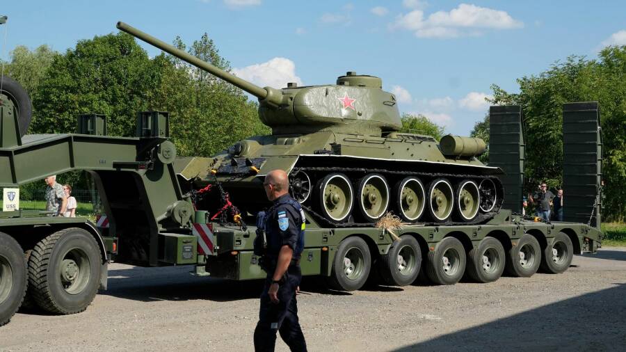  Демонтаж Т-34 в Нарве.