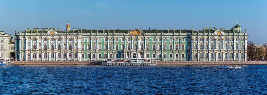 Зимний дворец в Санкт-Петербурге, вид со Стрелки Васильевского острова. Фото Alex 'Florstein' Fedorov CC BY-SA 4.0