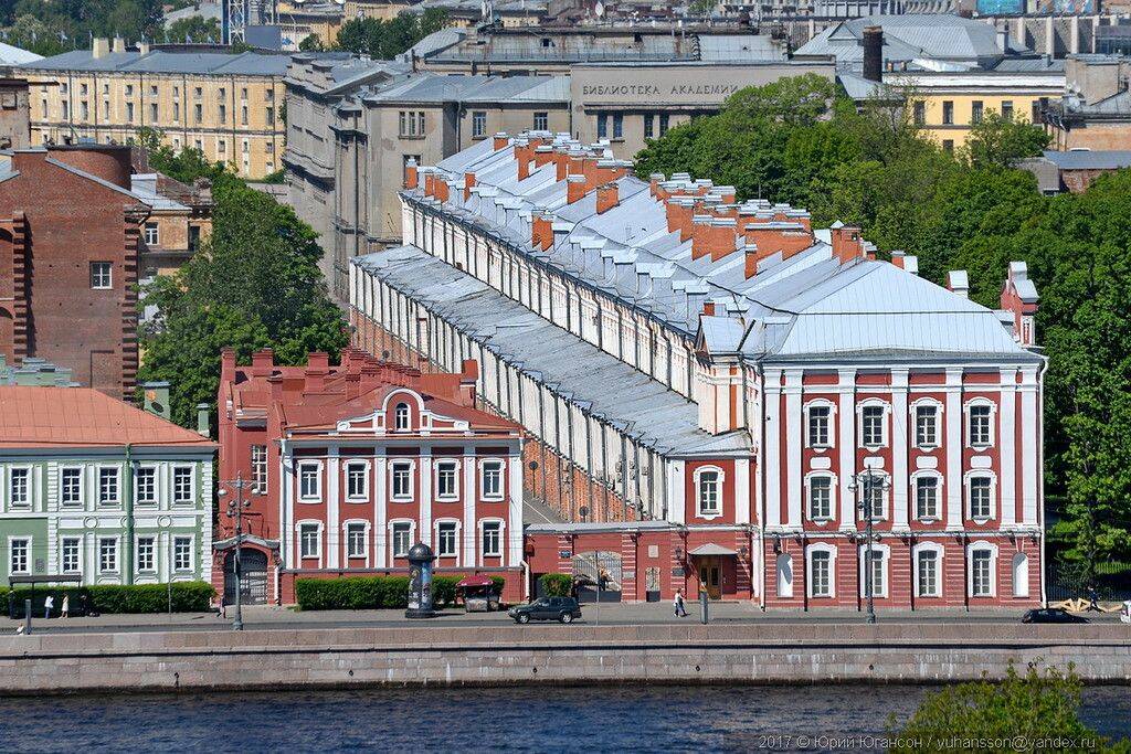 Здание Двенадцати коллегий на Васильевском острове в Санкт-Петербурге— место размещения Синода в Петровскую эпоху