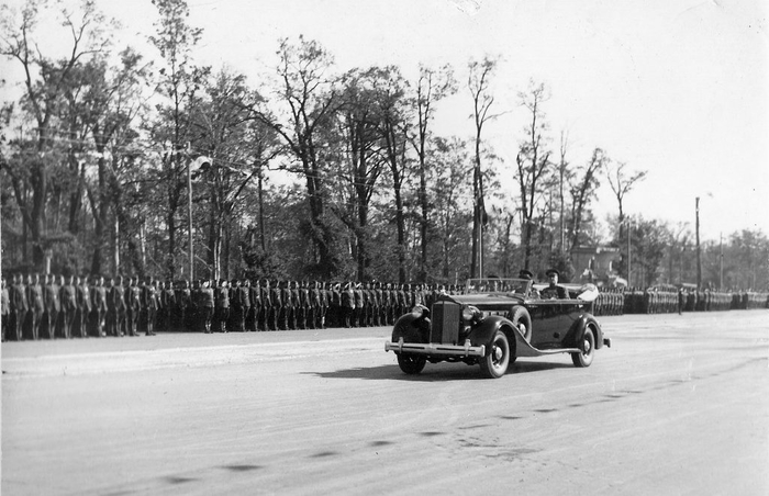 Сколько было парадов Победы в 1945 году?