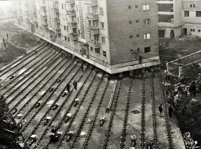 Как в Москве дома передвигали