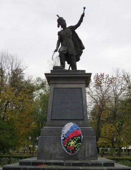 Современный памятник атаману Платову в сквере Новочеркасска