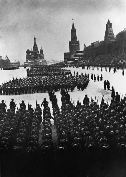 Парад на Красной площади 7 ноября 1941 года. Все подразделения, участвовавшие в этом параде, непосредственно после прохождения или вскоре после этого отправились на ближние рубежи обороны Москвы