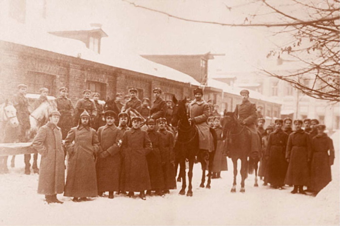 Командир Первой Конной армии Семен Буденный (на коне в центре) в гостях у бойцов кавалерийского дивизиона отряда особого назначения при президиуме ВЧК. В первом ряду второй слева — начальник войск ВЧК Порфирий Студеникин, справа от него — командир отряда Григорий Климов. Москва, 1921 год