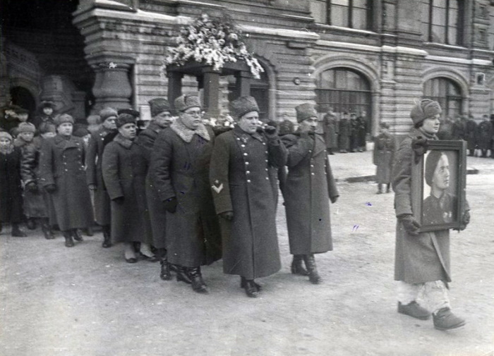 Вынос урны с прахом Марины Расковой на Красную площадь, 12 января 1943 года. На переднем плане (справа налево): командующий кавалерией Красной армии маршал Советского Союза Семен Буденный, командующий войсками Московского военного округа генерал-полковник Павел Артемьев, секретарь ЦК и МК ВКП(б) Александр Щербаков, начальник Главного управления формирования и укомплектования ВВС генерал-майор авиации Алексей Никитин и народный комиссар авиационной промышленности Алексей Шахурин